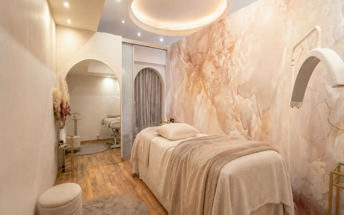 Behandlungsraum mit rosa Onyx-Wand und Bogen