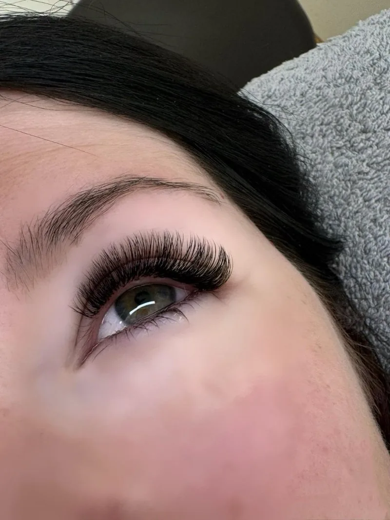 Wimpernverlängerung im Wispy-Look mit leichtem Schwung, Nahaufnahme